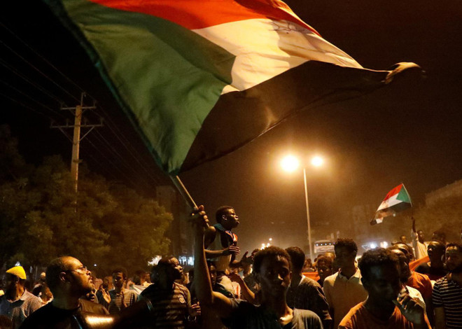 Biểu tình ở Sudan. (Nguồn: Reuters) Hàng trăm sinh viên biểu tình kêu gọi thành lập chính quyền dân sự ảnh 1