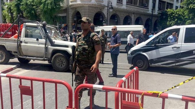 Phong tỏa hiện trường vụ đánh bom liều chết. (Nguồn: aljazeera.com) Tunisia: Đánh bom liều chết ở Tunis,1 sỹ quan cảnh sát thiệt mạng ảnh 1