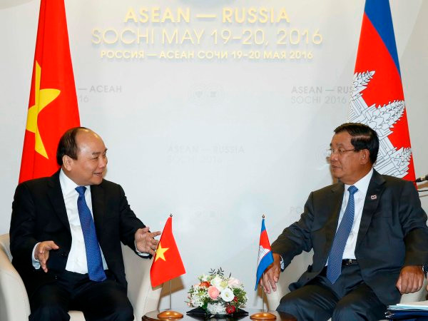 Thủ tướng tiếp xúc song phương bên lề Hội nghị Cấp cao ASEAN-Nga ảnh 1