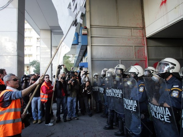 Biểu tình tại Hy Lạp phản đối chính phủ tăng thuế ảnh 1