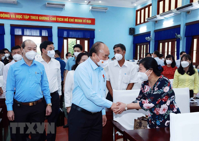 Chủ tịch nước Nguyễn Xuân Phúc tiếp xúc cử tri Thành phố Hồ Chí Minh ảnh 1