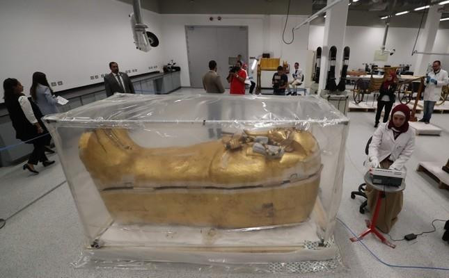 Ai Cập bắt đầu phục chế quan tài mạ vàng của Pharaoh Tutankhamun ảnh 1