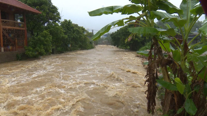 Xuất hiện vùng áp thấp trên Biển Đông, cảnh báo lũ quét và sạt lở đất ảnh 1