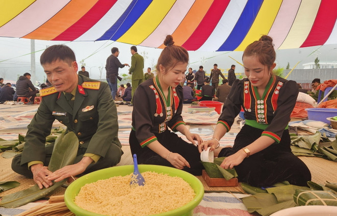 Hoạt động gói bánh chưng tặng người nghèo ăn Tết. (Ảnh: TTXVN phát) goi banh chung.jpg