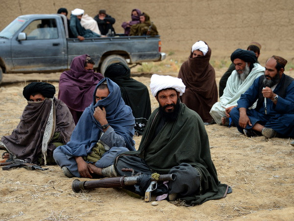 Các tay súng Taliban tại khu vực Bakwah, tỉnh Farah, Afghanistan ngày 3/11/2015. (Nguồn: AFP/TTXVN) Taliban gửi "thư ngỏ" kêu gọi Mỹ rời khỏi Afghanistan ảnh 1