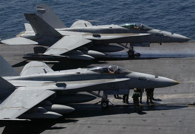 Máy bay chiến đấu của hải quân Mỹ chuẩn bị cất cánh từ tàu sân bay USS Kitty Hawk ở phía Bắc vùng Vịnh tháng 4/2003. (Ảnh: AFP/TTXVN) Mỹ triển khai thêm nhiều binh sỹ và khí tài tới Saudi Arabia ảnh 1