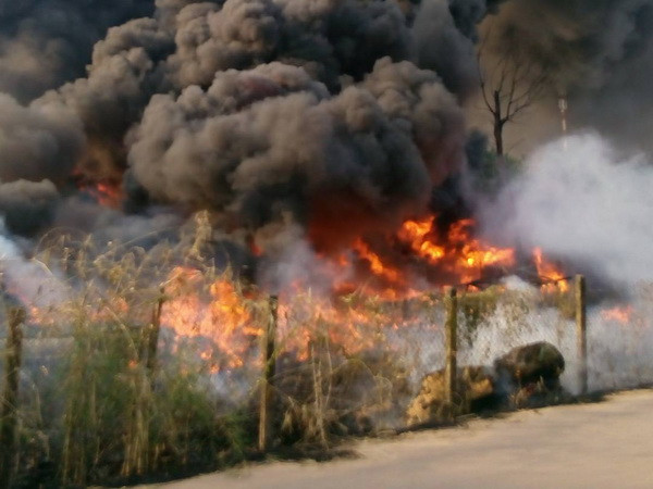 Bình Dương: Cháy lớn ở kho phế liệu vỏ ôtô cũ, người dân hoảng loạn ảnh 1