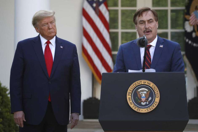 Giám đốc điều hành của My Pillow, Mike Lindell, phát biểu khi Tổng thống Donald Trump lắng nghe trong cuộc họp báo về COVID-19 tại Nhà Trắng ngày 30/3/2020. (Nguồn: AP) Twitter khóa vĩnh viễn tài khoản CEO công ty My Pillow ảnh 1