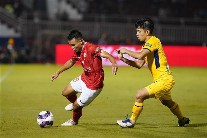 Pha tranh bóng giữa cầu thủ hai đội Hoàng Anh Gia Lai và Thành phố Hồ Chí Minh. (Ảnh: TTXVN) V-League 2022: Bùng nổ bàn thắng tại các trận đấu vòng 7 ảnh 1