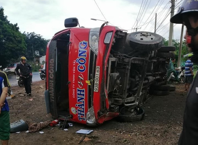 Bình Phước: Xe khách lật ngang, lộn nhiều vòng trên quốc lộ ảnh 1