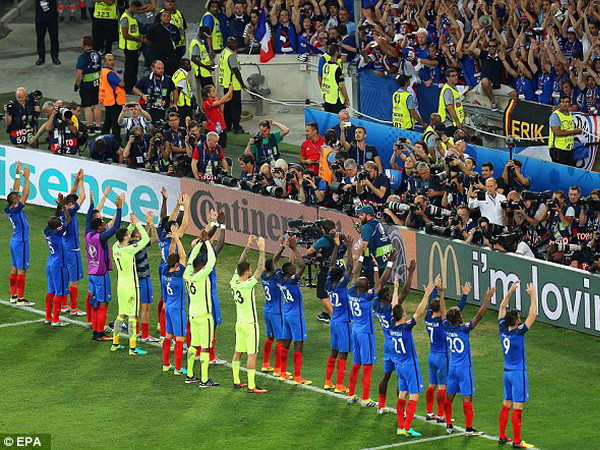 Iceland khó chịu khi Pháp "trộm" kiểu ăn mừng phong cách Viking ảnh 1