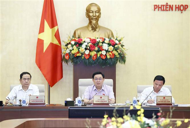 Chủ tịch Quốc hội Vương Đình Huệ phát biểu. (Ảnh: Doãn Tấn/TTXVN) Bế mạc Phiên họp thứ 13 của Ủy ban Thường vụ Quốc hội ảnh 2