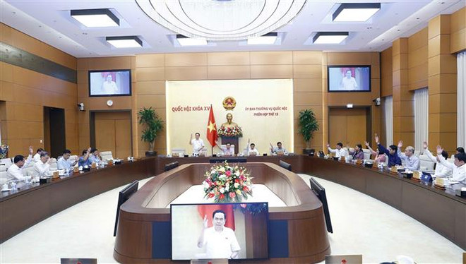 Ủy ban thường vụ Quốc hội biểu quyết thông qua dự thảo Nghị quyết về chức năng, nhiệm vụ, quyền hạn và cơ cấu tổ chức của Ban Công tác đại biểu. (Ảnh: Doãn Tấn/TTXVN) Bế mạc Phiên họp thứ 13 của Ủy ban Thường vụ Quốc hội ảnh 1
