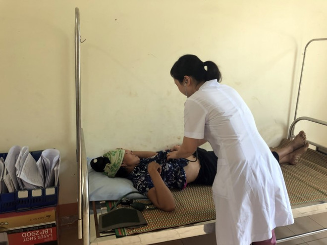 Hơn 140 người ăn cỗ cưới xong vào thẳng bệnh viện cấp cứu ảnh 1