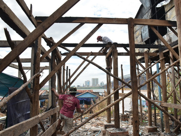 Đại diện Việt Nam thăm hỏi bà con Việt kiều sau vụ cháy ở Phnom Penh ảnh 2