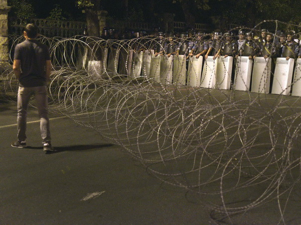 Bạo loạn tại Armenia: Nhóm vũ trang chiếm trụ sở cảnh sát đã đầu hàng ảnh 1