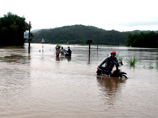 Nước lũ tiếp tục dâng cao, chia cắt nhiều địa bàn ở Phú Yên ảnh 1