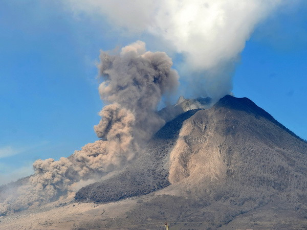 Núi lửa Sinabung cao 2.457m tại Indonesia lại bắt đầu phun trào ảnh 1