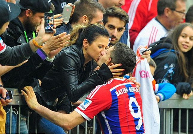 Robert Lewandowski chụp ảnh selfie ăn mừng cùng người hâm mộ ảnh 3