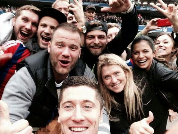 Robert Lewandowski chụp ảnh selfie ăn mừng cùng người hâm mộ ảnh 2