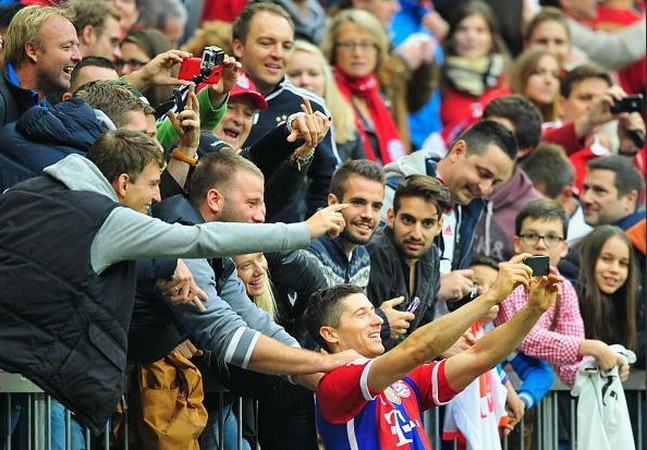 Robert Lewandowski chụp ảnh selfie ăn mừng cùng người hâm mộ ảnh 1