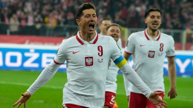 Robert Lewandowski đưa Ba Lan đến Qatar dự World Cup. (Nguồn: AP) Bồ Đào Nha và Ba Lan chính thức giành vé dự World Cup 2022 ảnh 2