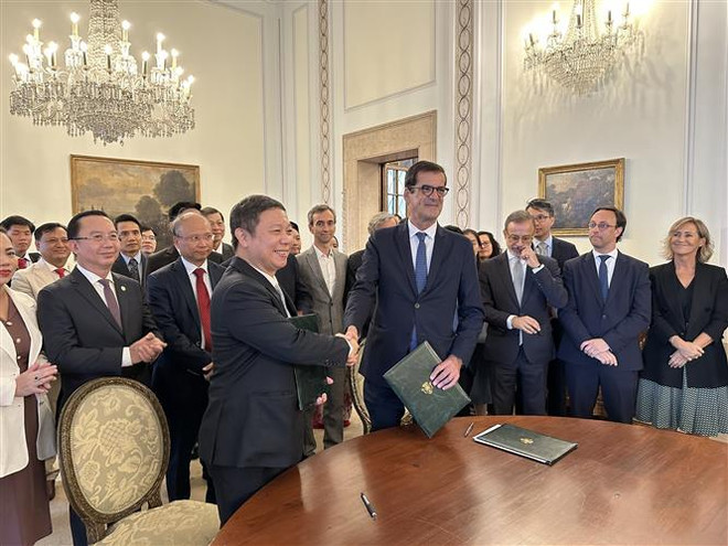 Thị trưởng thành phố Porto Rui Moreira và Phó Chủ tịch UBND Thành phố Hồ Chí Minh Dương Anh Đức ký Bản ghi nhớ Bản ghi nhớ về phương hướng hợp tác giữa hai thành phố, giai đoạn 2023-2025. (Ảnh: Thu Hà/TTXVN) TP.HCM và thành phố Porto của Bồ Đào Nha đẩy mạnh hợp tác song phương ảnh 2
