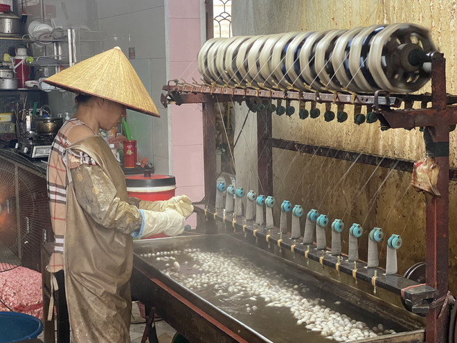 Nghề ươm tơ làng Cổ Chất: Những vất vả đằng sau sợi tơ óng ánh ảnh 2