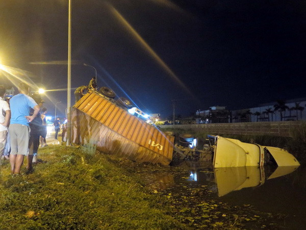 Xe khách đâm vào đuôi xe container rồi bốc cháy, 2 người chết ảnh 1