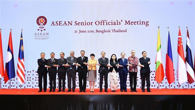 Các quan chức cao cấp ASEAN chụp ảnh chung trong hội nghị tại Bangkok ngày 21/6. (Ảnh: TTXVN phát) Tầm nhìn ASEAN về Ấn Độ Dương-Thái Bình Dương ảnh 1