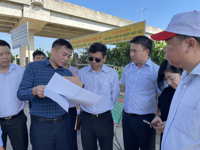 Thứ trưởng Bộ GTVT Nguyễn Xuân Sang (mang kính đen) kiểm tra thực tế tuyến Quốc lộ 62. (Ảnh: Bùi Giang/TTXVN) ttxvn_long_an_bo_giao_thong_van_tai_kiem_tra_khao_sat_tuyen_quoc_lo_62_1.jpeg