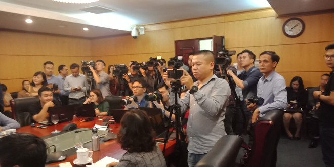 Phóng viên bị yêu cầu ra ngoài sau 15 phút họp khẩn ô nhiễm không khí ảnh 1