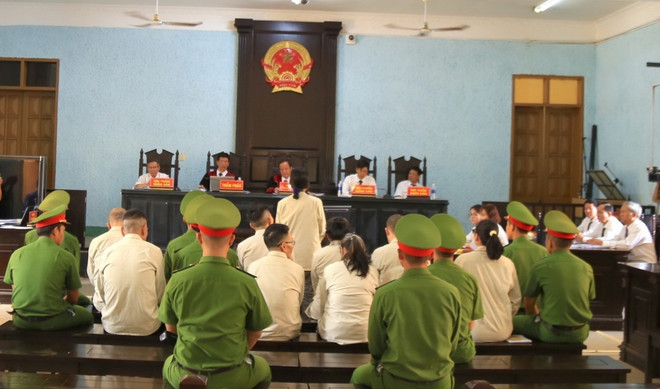 Phiên tòa xét xử 10 bị cáo phạm tội "Hoạt động nhằm lật đổ chính quyền nhân dân". (Ảnh: Quang Thái/TTXVN) phien toa.jpg