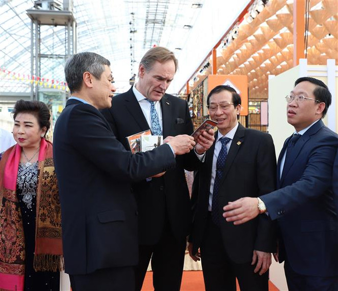 Gian hàng Việt Nam nổi bật ở Hội chợ triển lãm hàng đầu tại Đức ảnh 3