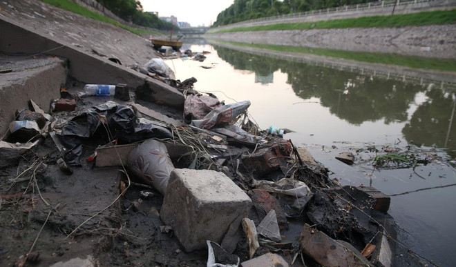 Vì sao sau 3 thập kỷ nỗ lực ‘giải cứu,’ sông Tô Lịch vẫn… bẩn? ảnh 4