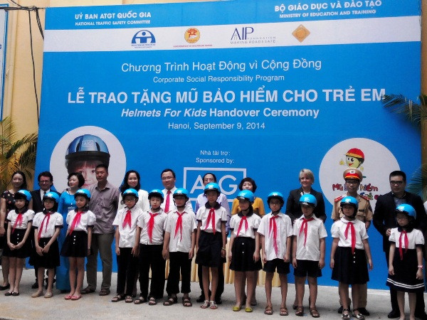 Trao tặng gần 2.000 mũ bảo hiểm cho học sinh tiểu học ảnh 1