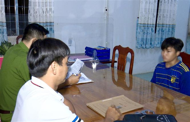 Đối tượng Nguyễn Hoàng Khang tại cơ quan công an. (Ảnh:Trọng Nguyễn/TTXVN phát) Bạc Liêu: Bắt đối tượng hiếp dâm trẻ em sau nhiều tháng lẩn trốn ảnh 1