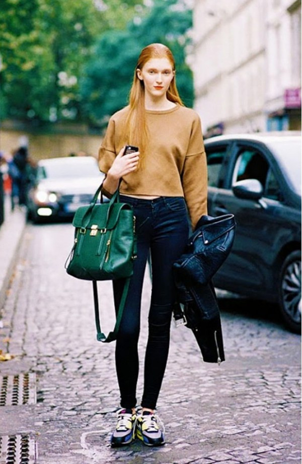 Ngắm những cô nàng cá tính và hấp dẫn với áo crop-top len ảnh 1