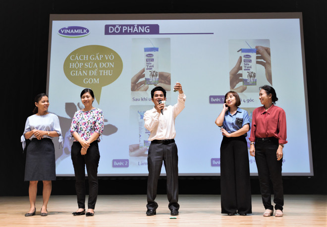 Các giáo viên tại Thành phố Hồ Chí Minh đang thực hành cách gấp vỏ hộp sữa để thuận tiện cho việc thu gom, tái chế. Không chỉ dạy chữ, thầy cô còn là các 'chuyên gia' dinh dưỡng ảnh 8