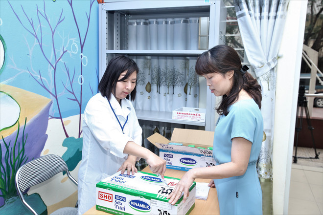 Sữa được giáo viên trực tiếp đứng lớp, cán bộ y tế và nhân sự quản lý của nhà trường cùng kiểm tra kỹ về tình trạng bao bì, hạn sử dụng… cũng như các cảm quan cần thiết khác theo hướng dẫn của đơn vị cung cấp. Không chỉ dạy chữ, thầy cô còn là các 'chuyên gia' dinh dưỡng ảnh 1