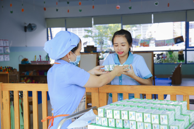 Những 'người hùng' thầm lặng góp phần vào những hộp sữa học đường an toàn và bổ dưỡng cho các em học sinh. Không chỉ dạy chữ, thầy cô còn là các 'chuyên gia' dinh dưỡng ảnh 2