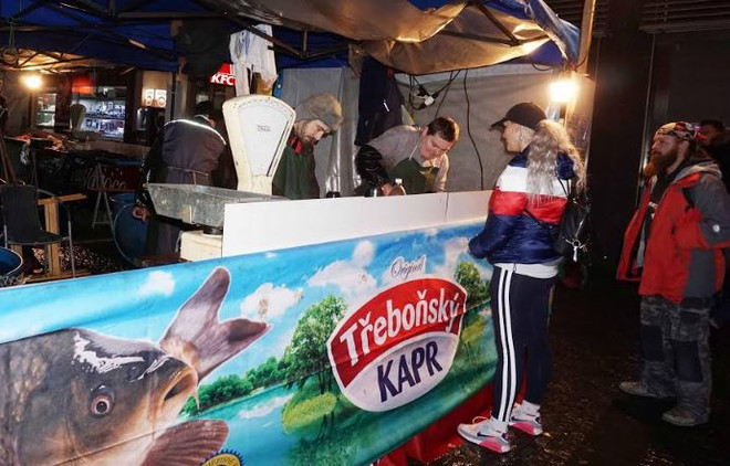 Cá chép - Biểu tượng mang may mắn cho người Séc dịp Giáng sinh ảnh 1