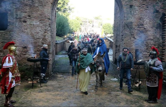 Độc đáo Hang đá Giáng sinh tái hiện nơi chúa Jesus ra đời ở Italy ảnh 1