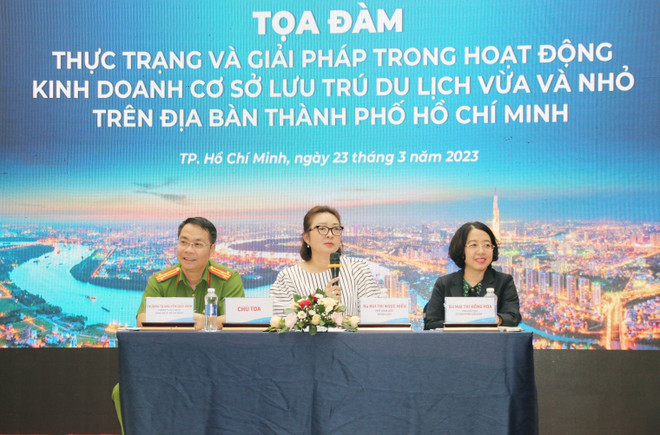 Đại diện Ban tổ chức và sở, ngành Thành phố Hồ Chí Minh chủ trì phiên thảo luận tại tọa đàm. (Ảnh: Mỹ Phương/TTXVN) TP.HCM: Gỡ khó cho doanh nghiệp kinh doanh lưu trú du lịch vừa và nhỏ ảnh 1