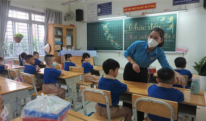 Sinh hoạt lớp 1 đầu năm học Trường Tiểu học Phạm Văn Chính, thành phố Thủ Đức. (Ảnh: Thu Hoài/TTXVN) Cấp mã tạm cho học sinh chưa có mã định danh để dự tuyển đầu cấp ảnh 1