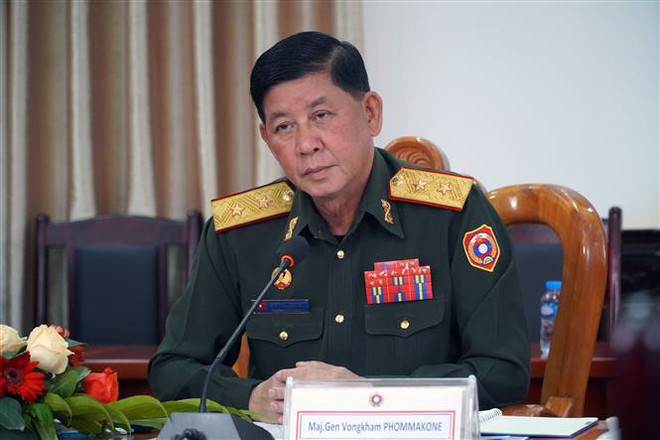 Trung tướng Vongkham Phommakone, Thứ trưởng Bộ Quốc phòng Lào tại Phiên Đối thoại Chính sách Quốc phòng cấp Thứ trưởng lần thứ 3. (Ảnh: Phạm Kiên/TTXVN) Việt Nam và Lào tăng cường hợp tác quốc phòng song phương ảnh 3