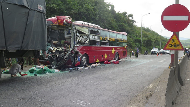 Phú Yên: Xe đầu kéo va chạm xe khách làm 1 người tử vong ảnh 1