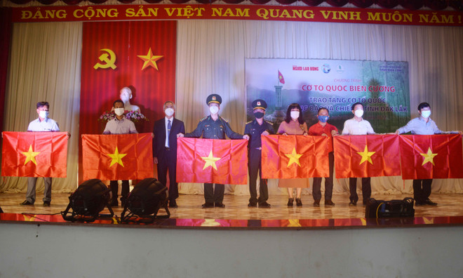 Trao tặng 10.000 lá cờ Tổ quốc cho chiến sỹ và nhân dân vùng biên giới của tỉnh Đắk Lắk. (Ảnh: Hoài Thu/TTXVN) Đắk Lắk: Trao 10.000 cờ Tổ quốc cho chiến sỹ và nhân dân ở biên giới ảnh 1