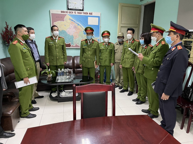 Cảnh sát điều tra Công an tỉnh Thừa Thiên-Huế đọc quyết định khởi tố vụ án, khởi tố bị can và bắt tạm giam đối với hai đối tượng. (Ảnh: TTXVN phát) Khởi tố, tạm giam Giám đốc và kế toán trưởng CDC tỉnh Thừa Thiên-Huế ảnh 2