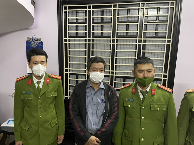 Đối tượng Hoàng Văn Đức tại nhà riêng. (Ảnh: TTXVN phát) Khởi tố, tạm giam Giám đốc và kế toán trưởng CDC tỉnh Thừa Thiên-Huế ảnh 1